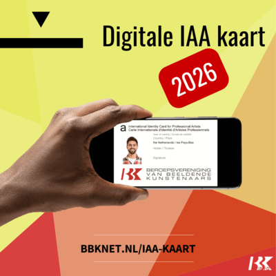 digitale-iaa-kaart-2026 Een hand houd een telefoon vast waarop de digitale IAA kaart 2026 is afgebeeld